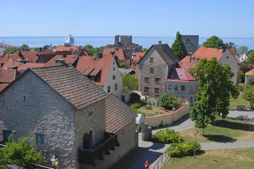Vi vill bort från de vanliga turiststråken och låter er upptäcka Gotland från gotlänningens perspektiv.